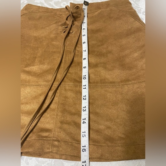 Lauren Conrad Faux Suede skirt size 2 - Picture 8 of 9